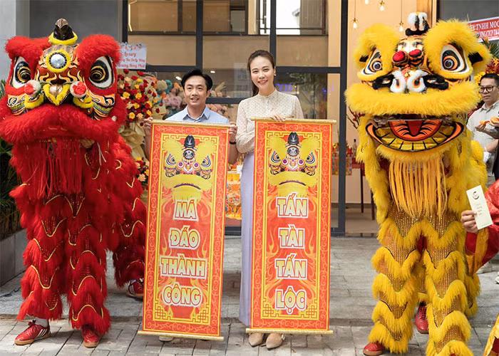 Hai vợ chồng Đàm Thu Trang bắt đầu những dự án kinh doanh cùng nhau, thành lập một chuỗi nhà hàng sang trọng ở TP HCM, Vũng Tàu, Đà Nẵng và dự án kinh doanh tòa nhà chung cư cao cấp tại Bình Dương.