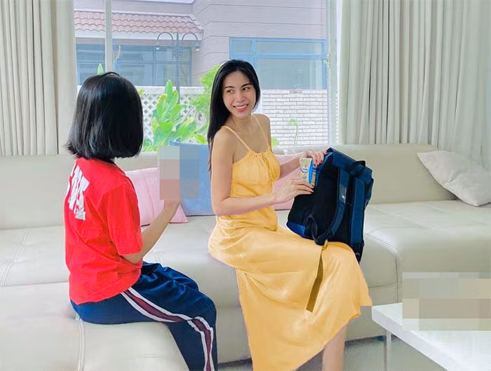 Đã 10 tuổi nhưng khán giả của Thủy Tiên cũng chưa hề biết mặt con gái cô trông như thế nào, giống bố hay mẹ.