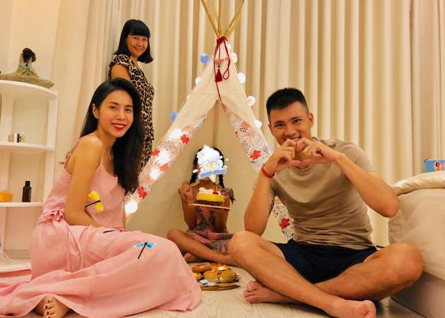 Sinh nhật cô bé, mẹ Thủy Tiên cũng phải tìm cách che mặt con gái để không lộ diện khi xuất hiện trên mạng xã hội.