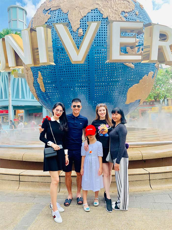 Trong một dịp đi du lịch nước ngoài với gia đình, bé Bánh Gạo cũng được bố mẹ cho đội mũ che kín mặt rồi mới chụp ảnh khoe trên trang cá nhân.