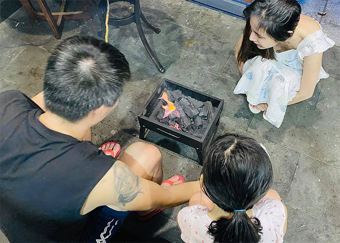 Con gái đầu lòng của Thủy Tiên và Công Vinh chào đời ngày 2/1/2013, có tên ở nhà là Bánh Gạo.