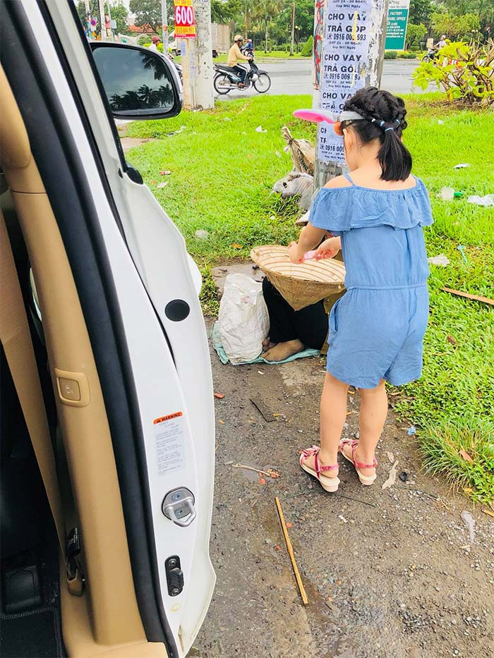 Từ nhỏ Bánh Gạo đã được bố mẹ dạy phải biết sống tự lập và yêu thương mọi người.