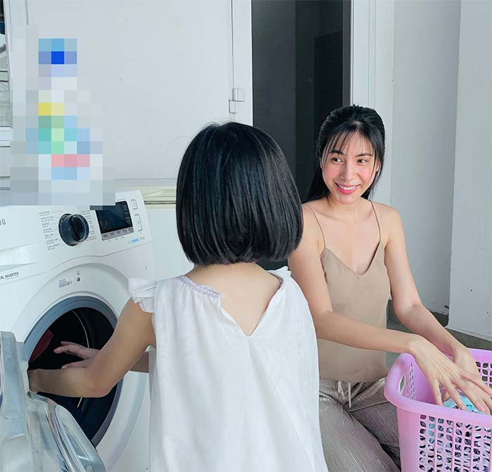 Mỗi khi khoe con gái trên trang cá nhân, nữ ca sĩ thường giấu mặt con.