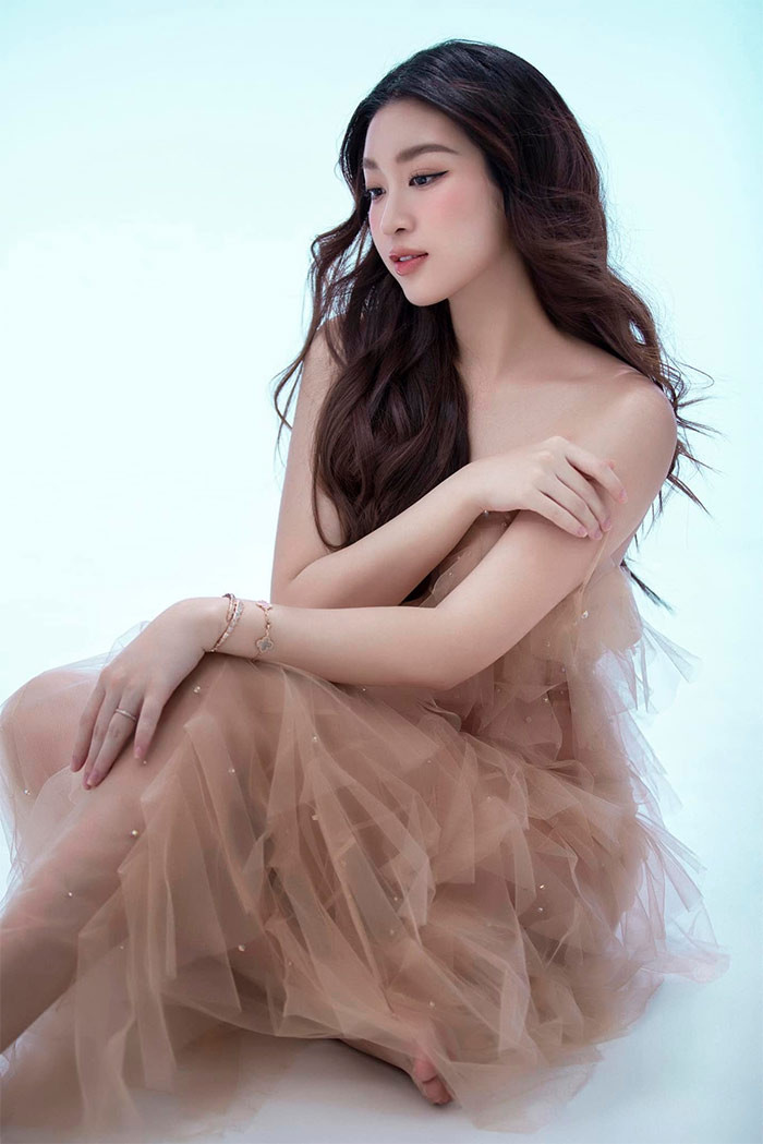 Khi mang bầu, Đỗ Mỹ Linh không thay đổi nhiều về ngoại hình, ngoại trừ vòng hai. Chân tay, mặt mũi cô vẫn rất thon gọn dù bụng bầu sắp tới ngày sinh.