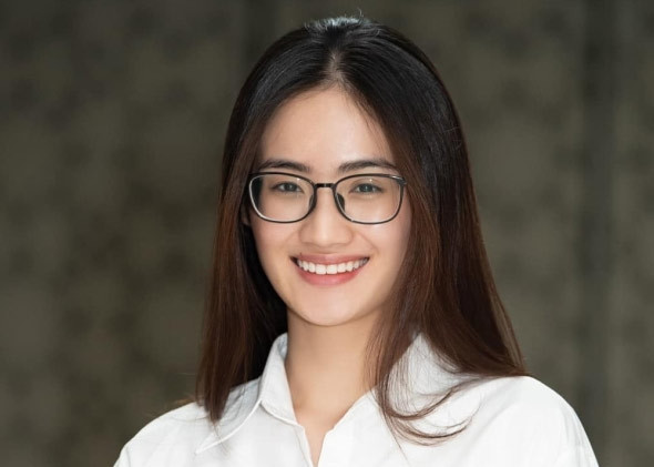 Mặc dù ngay sau đó, bạn trai của Ý Nhi đã lên mạng xã hội giải thích rằng bản thân không bị ảnh hưởng bởi những câu trả lời của bạn gái, đồng thời khuyên cộng đồng mạng "có cái nhìn khách quan" hơn đối với cô, nhưng câu nói của Hoa hậu Thế giới Việt Nam 2023 đã kịp lan truyền khắp nơi.