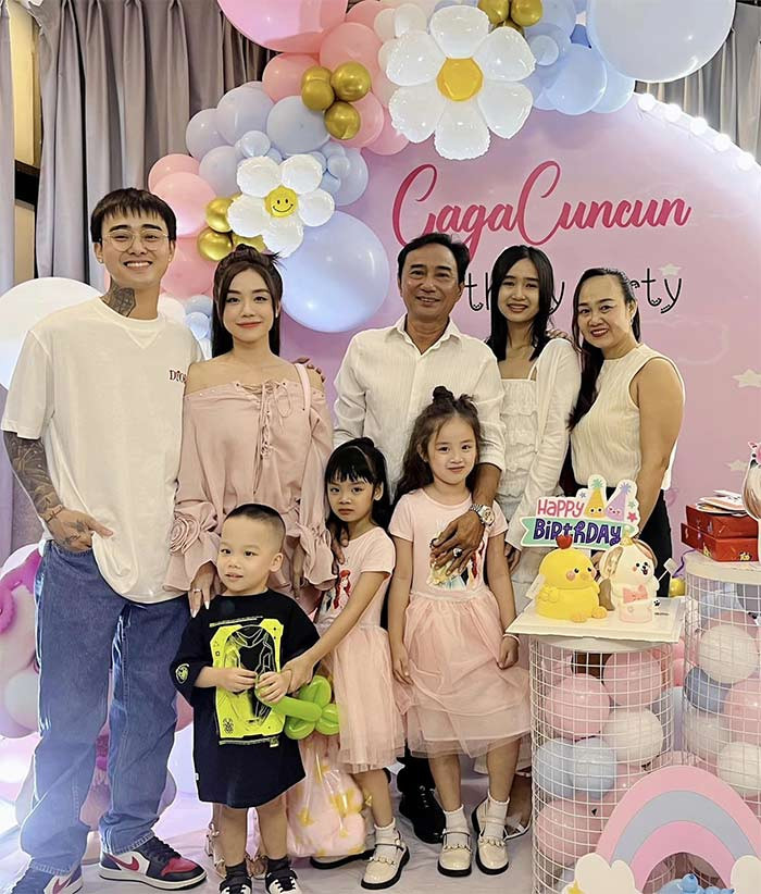 Trước đó nhân dịp sinh nhật hai bé Gà Gà, Cún Cún - con gái riêng của Cindy Lư với Hoài Lâm, Đạt G xuất hiện công khai với tư cách người yêu Cindy Lư sau một thời gian cả hai đứt đoạn.