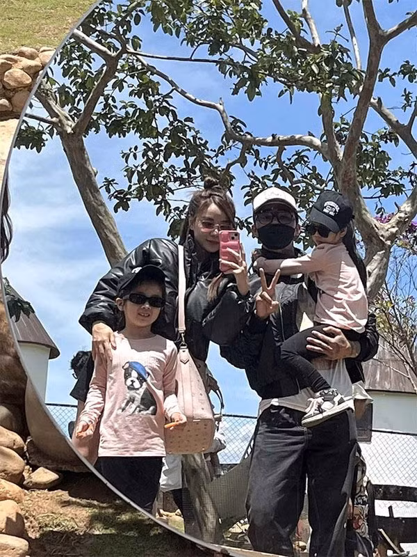 "Cảm ơn vì đã âm thầm đồng hành cùng em nuôi dạy, chăm sóc lo lắng cho tụi nhỏ từ chuyện ăn uống đến học hành suốt 3 năm nay và cảm ơn vì đã luôn theo đúng chủ nghĩa "để trẻ thơ đầy đủ tình thương khi lớn lên". Thank you, we love you. 12/2020 - 11/2023", Cindy Lư chia sẻ trên trang cá nhân và đăng ảnh cô cùng hai con gái chụp với Đạt G. (Ảnh: FBNV)