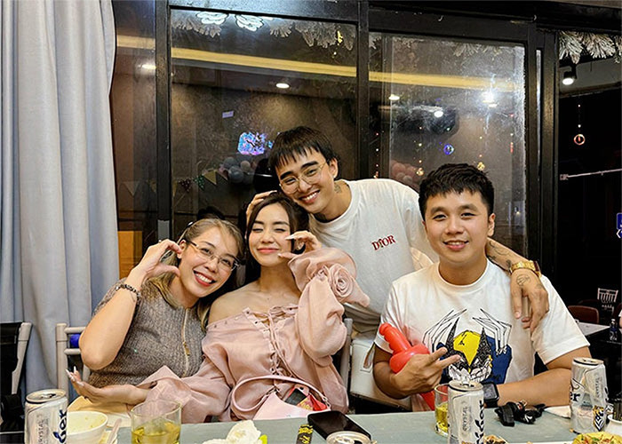 Đạt G và Cindy Lư tình tứ trong tiệc sinh nhật con gái.