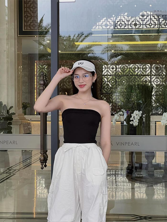Quần túi hộp màu trắng, áo quây đen, Đỗ Thị Hà tự tin với vẻ ngoài không thể giản dị hơn của mình.