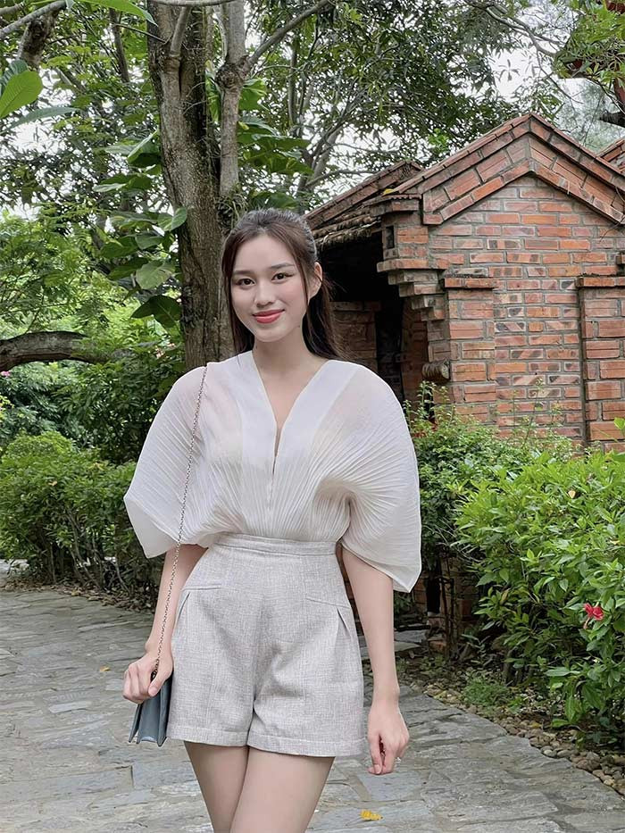 Chiếc sáo sơ mi cách điệu kết hợp với quần short cùng tông màu giúp vẻ ngoài của người đẹp quê Thanh Hóa thêm phần thanh lịch.