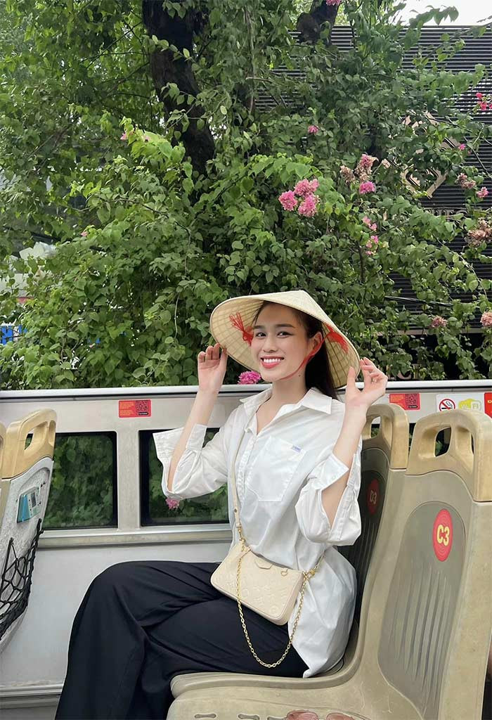 Áo sơ mi trắng kết hợp với quần vải đen ống suông, Đỗ Thị Hà giản dị bất ngờ trong một chuyến ngắm cảnh Hà Nội bằng xe bus hai tầng.