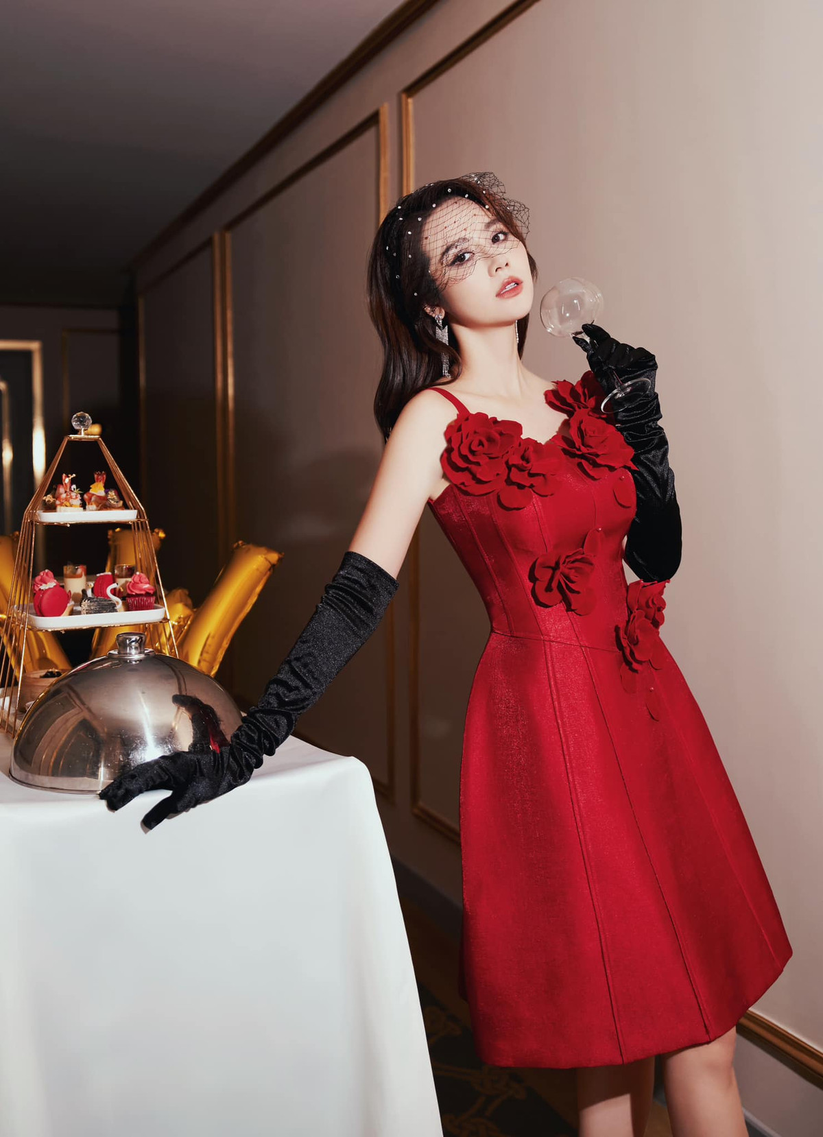 Ở tuổi U35, Huyền Lizzie ngày càng thăng hạng nhan sắc. Vóc dáng đẹp giúp nữ diễn viên "cân" mọi trang phục từ trẻ trung, gợi cảm đến quý phái.