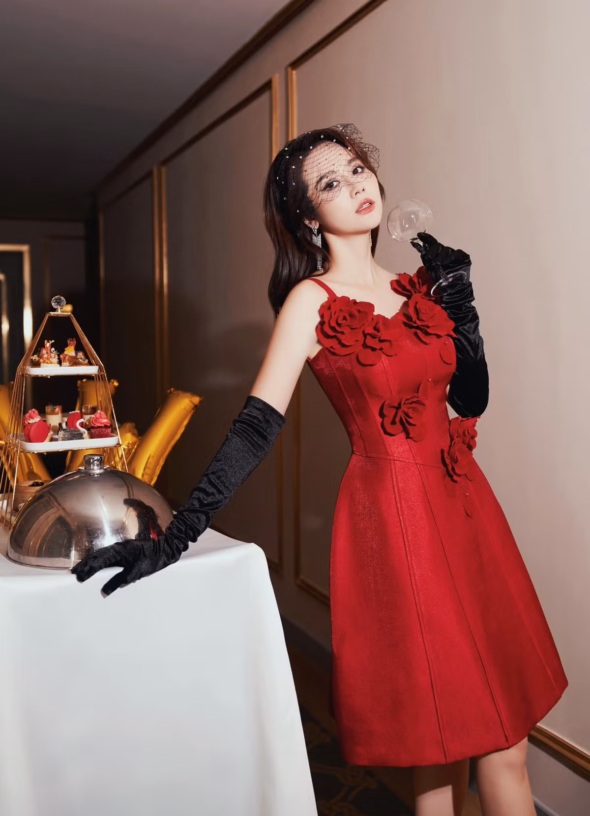 Ở tuổi U35, Huyền Lizzie ngày càng thăng hạng nhan sắc. Vóc dáng đẹp giúp nữ diễn viên "cân" mọi trang phục từ trẻ trung, gợi cảm đến quý phái.