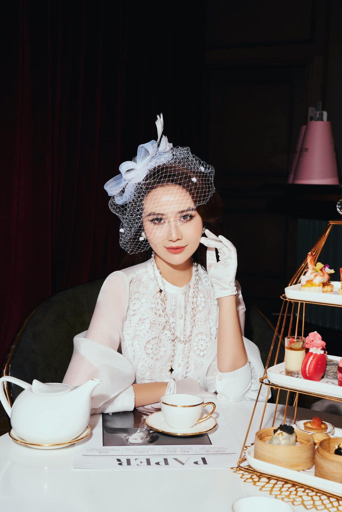 Trang phục mang hơi hướng cổ điển làm tôn lên vẻ đẹp thần thái của bà mẹ một con.