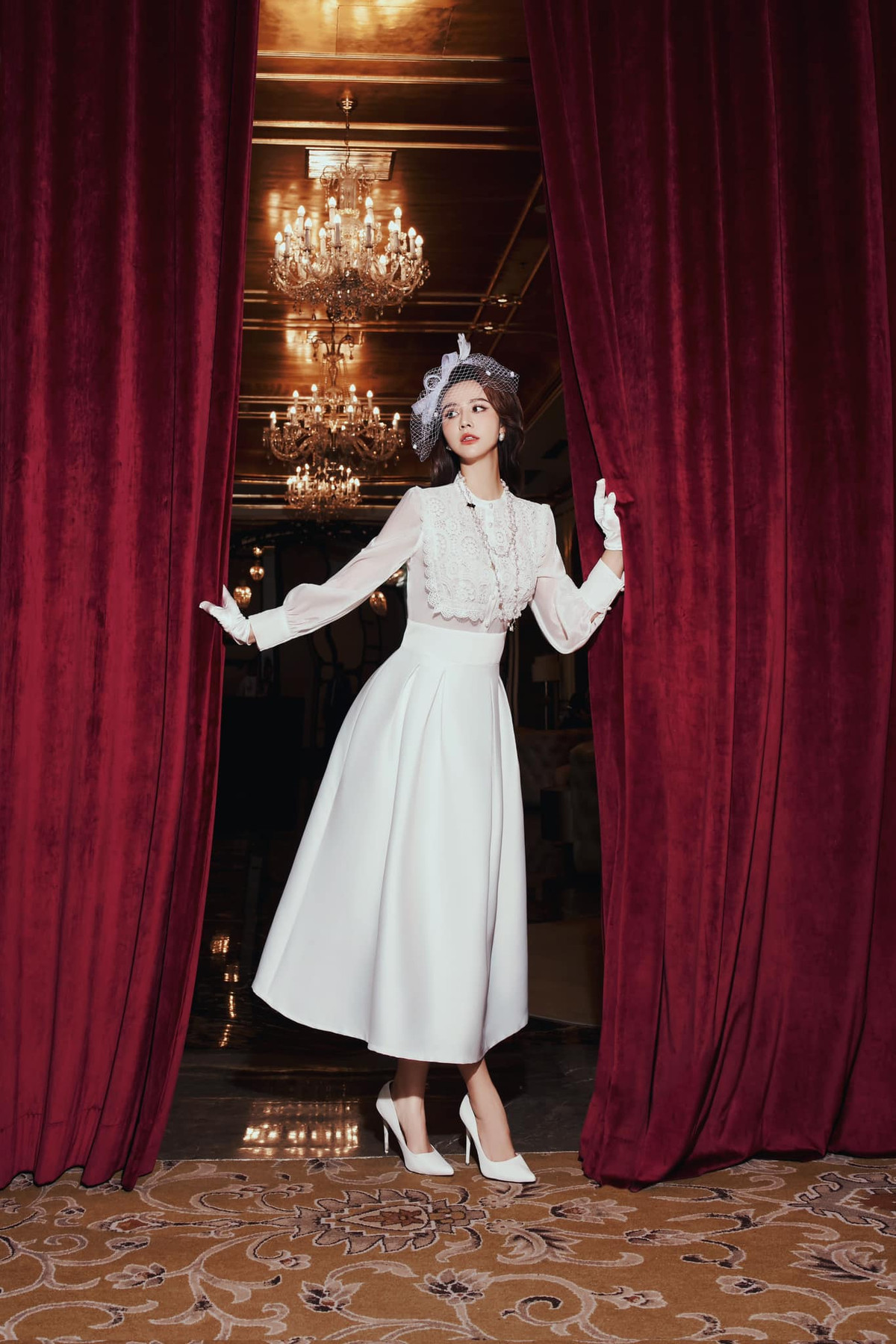 Sau 4 năm ly hôn chồng thiếu gia, nữ diễn viên thoải mái chia sẻ hình ảnh bên con trai nhưng lại khá kín tiếng trong chuyện tình cảm.