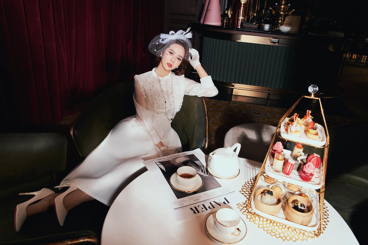 Đăng bộ ảnh mới, Huyền Lizzie còn gây chú ý vì than thiếu "gấu" khi Giáng sinh tới.