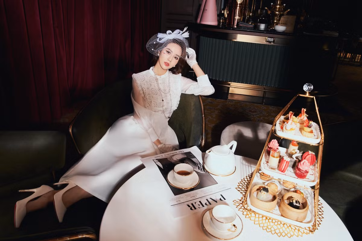 Đăng bộ ảnh mới, Huyền Lizzie còn gây chú ý vì than thiếu "gấu" khi Giáng sinh tới.