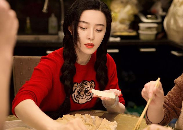 "Suốt thời gian qua, tôi ở nhà và tôi muốn nói lời cảm ơn tới tất cả người hâm mộ trên khắp thế giới đã quan tâm tới tôi... Tôi đang giải quyết một số việc, nhưng như bạn biết, cuộc sống của mỗi người có lúc thăng, lúc trầm, và khi cuộc sống lao dốc, bạn cần bình tĩnh, leo lên lại dần dần. Đó là một quá trình khắc nghiệt nhưng bạn lại học được nhiều điều, biết nhiều về thế giới, con người... trong thời gian đó. Với tôi, đó là một trải nghiệm rất tốt... Mọi thứ với tôi hiện tại đều ổn". (Ảnh: Instagram)