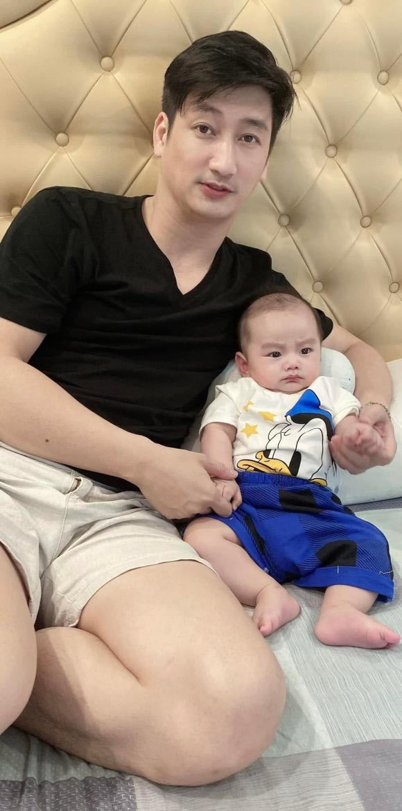 Năm 2022, vợ chồng Ngọc Quỳnh đón thêm một quý tử. Ông bố diễn viên mỗi khi không phải đi công tác, đi diễn rất chăm chỉ ở nhà phụ vợ chăm con. (Ảnh: ngoisao.vn)