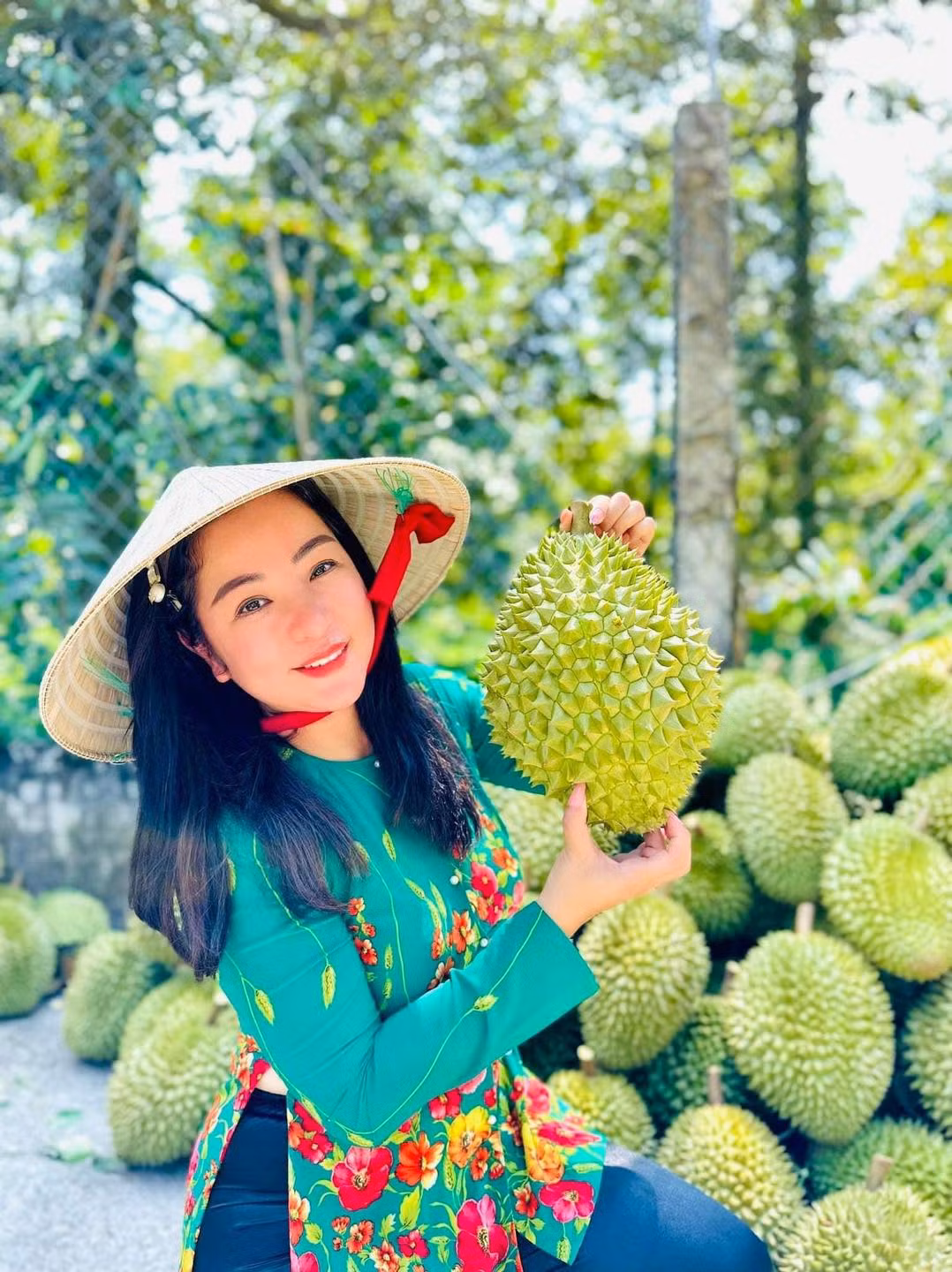 Mặc dù rất yêu nghệ thuật nhưng vì con gái 12 tuổi đang lớn nên nữ danh hài không dám đi đâu xa con lâu. Thậm chí, chị còn phải từ chối show mời về Việt Nam nửa tháng hay cả tháng. Đó là lý do Thúy Nga lựa chọn bán hàng online để có thời gian quản lý con cũng như làm việc nhà.