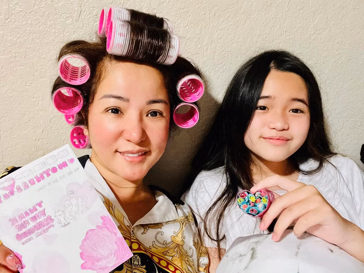 Dù chia sẻ nuôi con cực lắm nhưng bù lại nữ danh hài cảm thấy ấm lòng khi con gái sống tình cảm. Trong tấm thiệp tặng mẹ, con gái Thúy Nga bày tỏ mẹ tốt nhất trên đời. Mẹ vừa là cha vừa là mẹ, đã làm tất cả vì con...