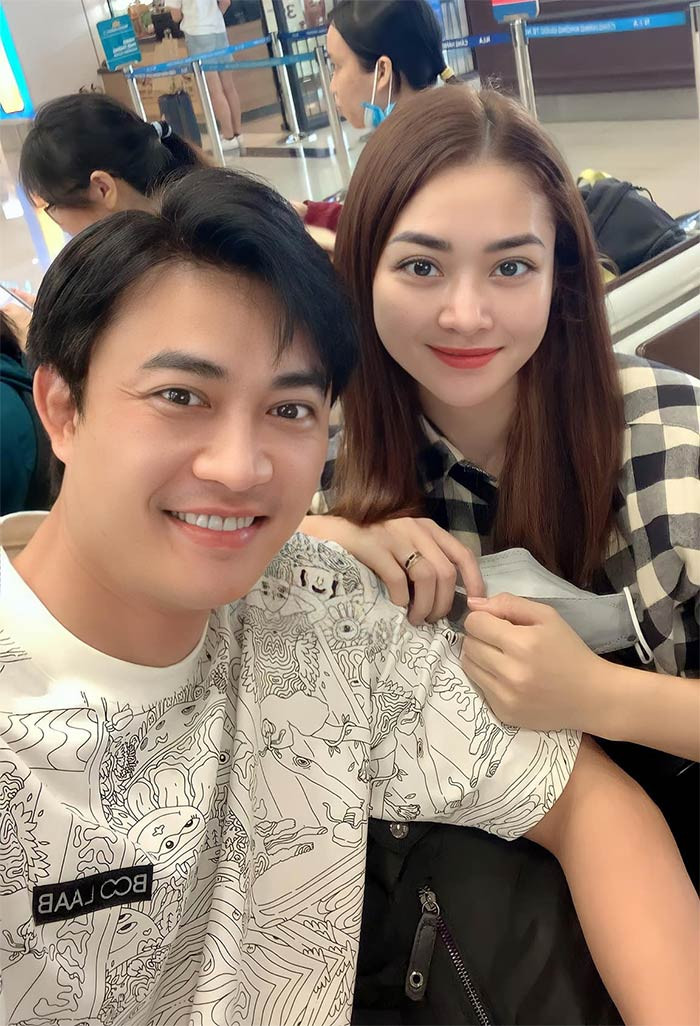 Theo chia sẻ của Tiến Lộc, vợ anh không hề ghen mỗi khi thấy chồng đóng cảnh nóng, hôn bạn diễn nữ. Thậm chí trong phân đoạn anh cưỡng bức Khả Ngân (vai Tuệ Nhi) trong "11 tháng 5 ngày", Hồng Nga còn cười không ngừng.