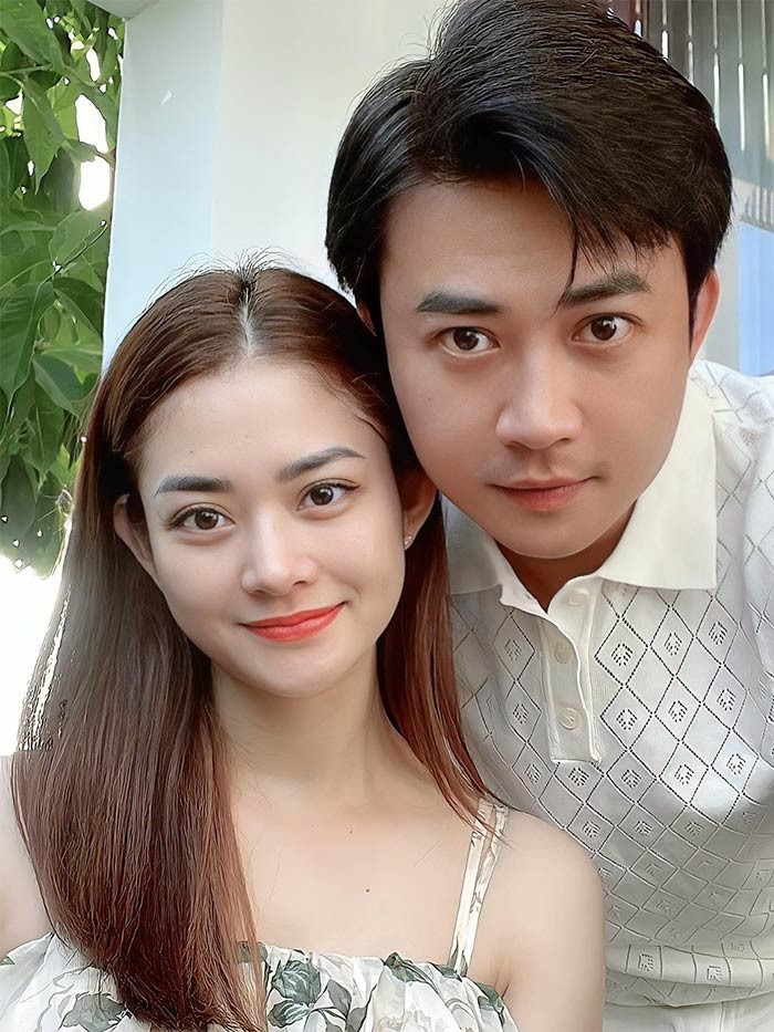 Trên trang cá nhân, nam diễn viên "Làng trong phố" thường xuyên đăng ảnh chụp chung với vợ.