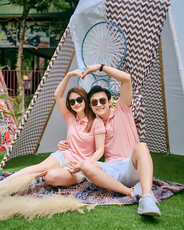 Nam diễn viên sinh năm 1986 từng chia sẻ, anh "sợ vợ" nhưng là sợ vợ không vui. "Tôi sợ vợ chứ, nhưng sợ ở đây nghĩa là tôn trọng. Tôi sợ vợ không vui, sợ vợ hiểu lầm về mình. Chính vì vậy, bản thân mình càng cần phải sống nghiêm chỉnh hơn. Hơn nữa phụ nữ đã phải hy sinh nhiều rồi nên tôi thấy mình càng nên yêu và tôn trọng vợ thật nhiều".