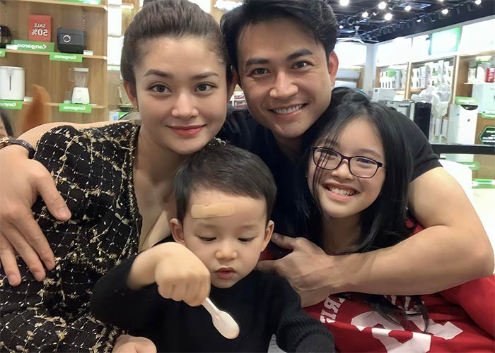 Con gái riêng của Tiến Lộc rất gần gũi, yêu quý em trai và mẹ kế.