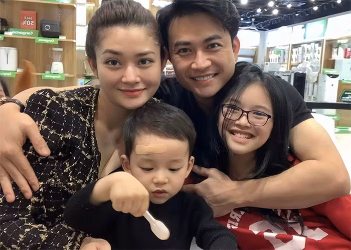 Con gái riêng của Tiến Lộc rất gần gũi, yêu quý em trai và mẹ kế.