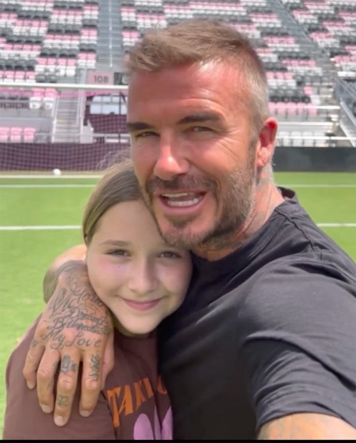 Harper luôn được bố đưa đi chơi khắp nơi. Hai bố con thân thiết như đôi bạn thân.