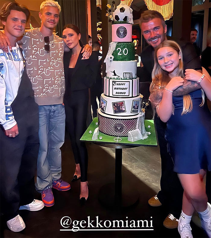 Harper cùng bố mẹ và hai anh trai Romeo, Cruz tham gia một bữa tiệc.