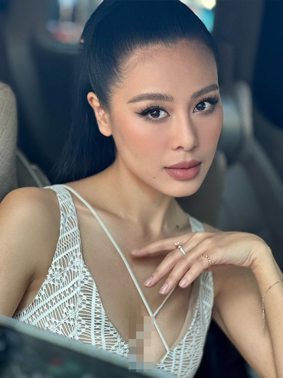 Mỗi khi chụp ảnh thời trang, nữ diễn viên lên đồ với váy áo bó sát, cắt xẻ nhằm khoe khéo lợi thế 3 vòng nóng bỏng.