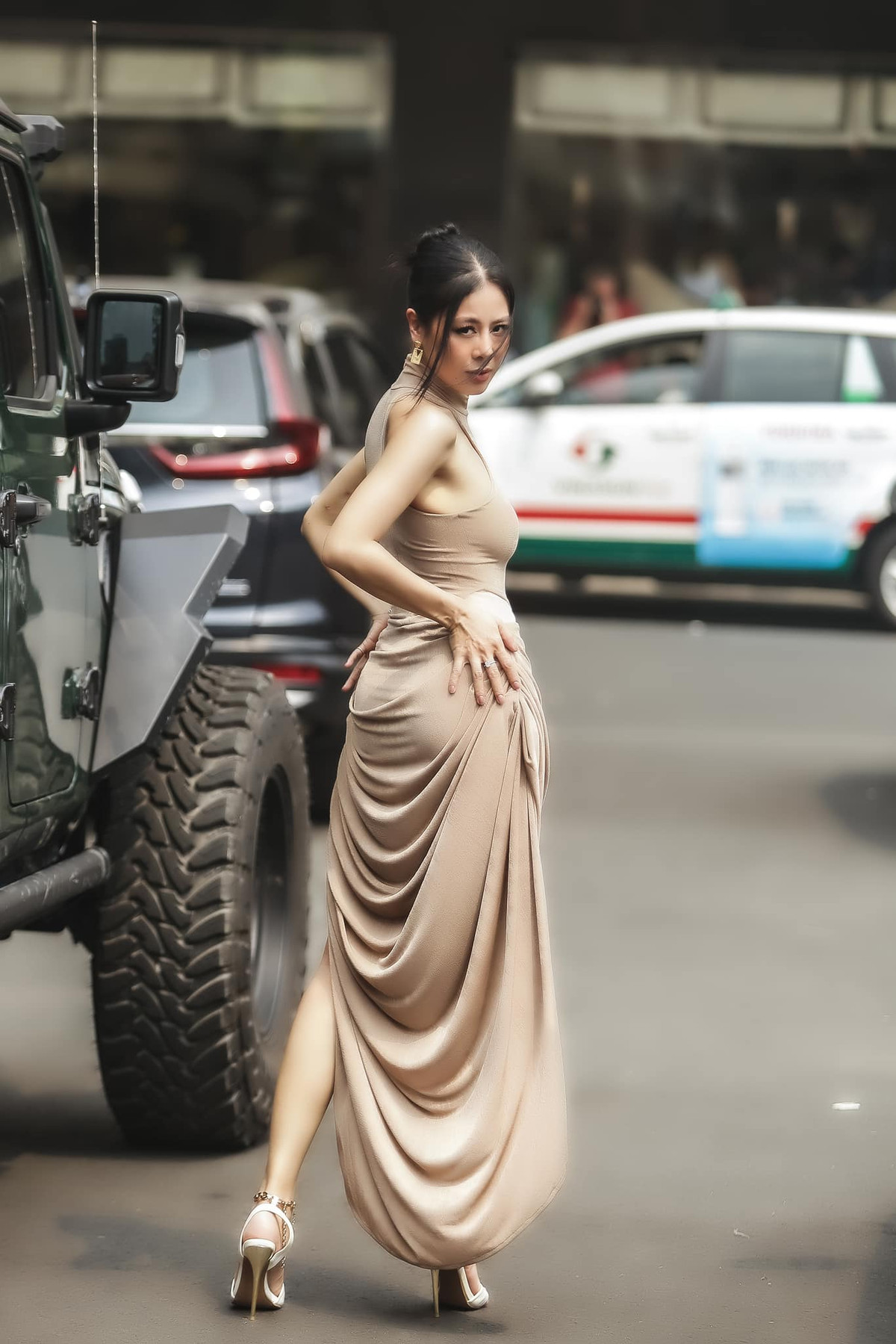 Tuy vậy, nhiều mỹ nhân rơi vào cảnh "xuyên thấu", "mặc cũng như không" gây nhiều tranh cãi.