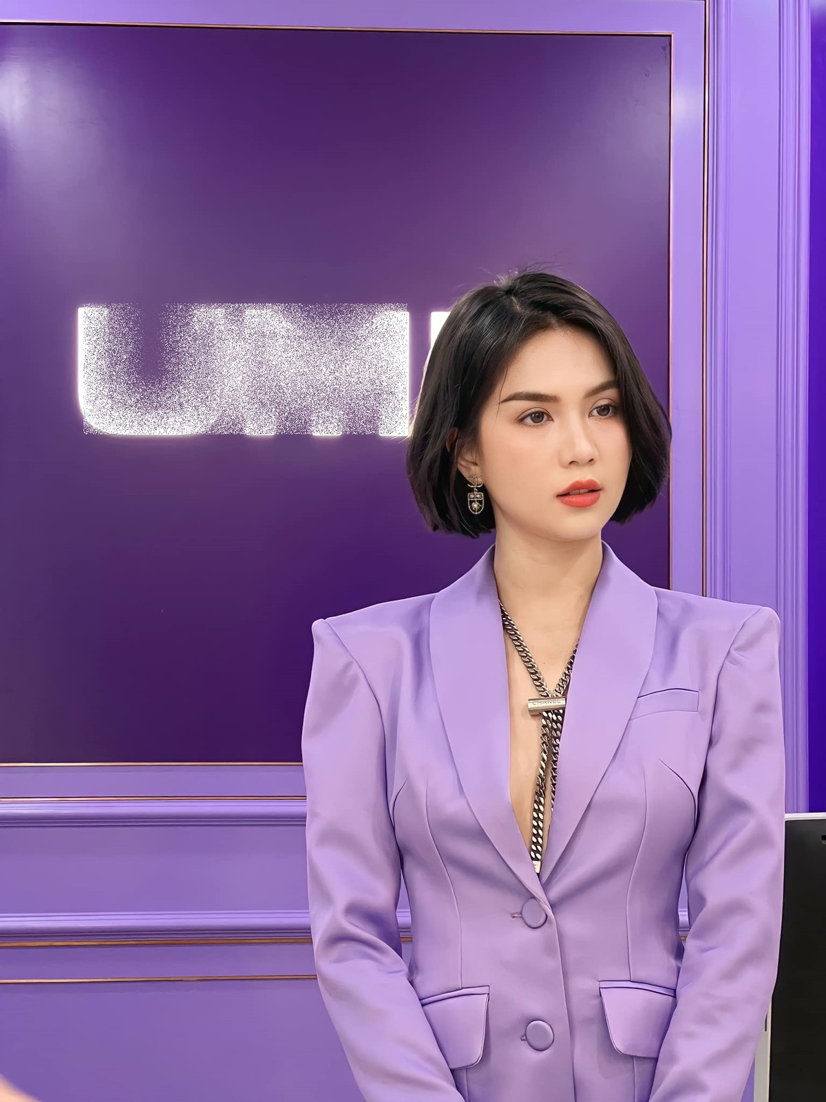 Trong "cây tím" nổi bật, chân dài sinh năm 1989 nhí nhảnh tự nhận mình "nhìn giống biên tập viên nhỉ".