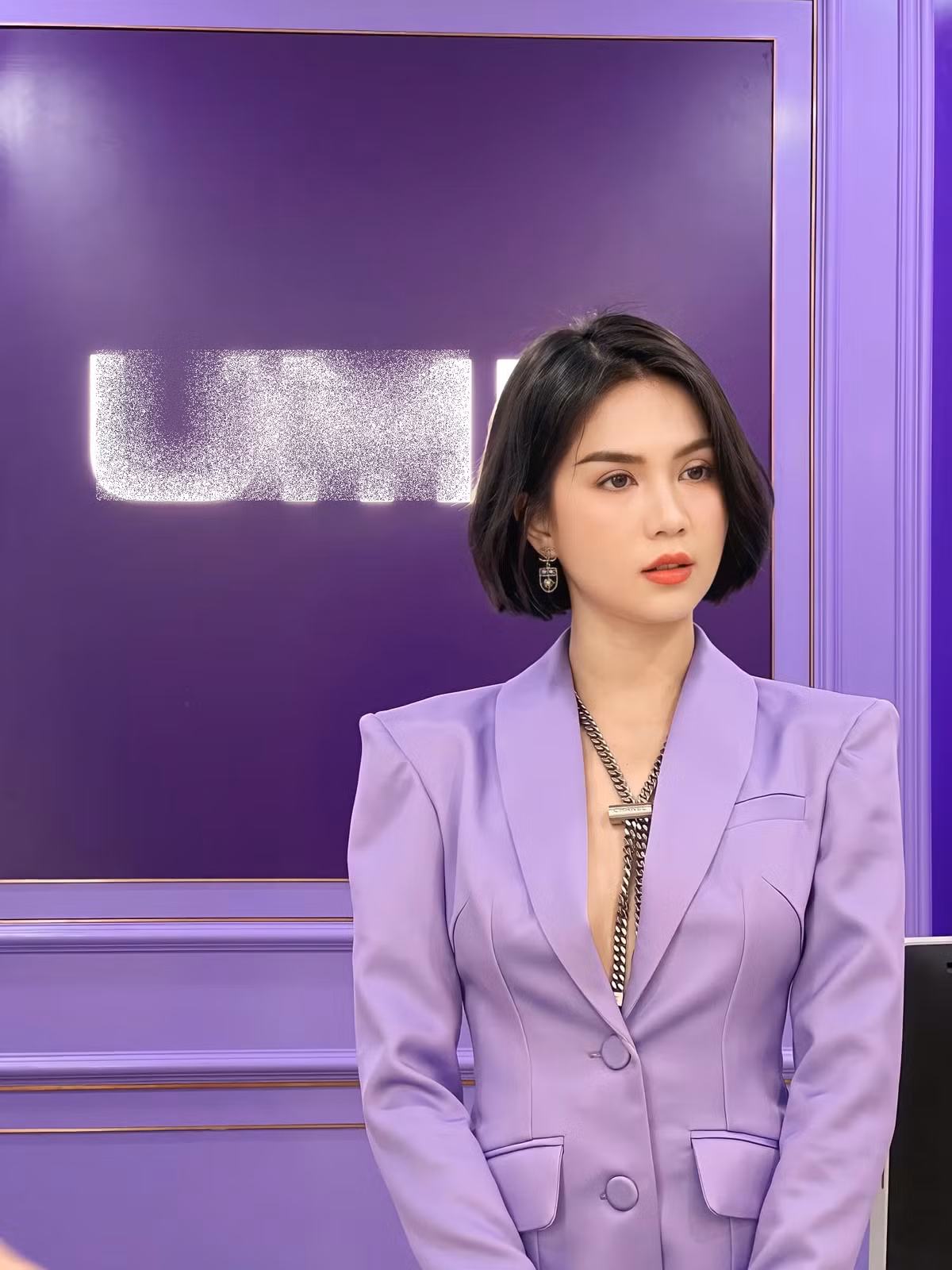 Trong "cây tím" nổi bật, chân dài sinh năm 1989 nhí nhảnh tự nhận mình "nhìn giống biên tập viên nhỉ".