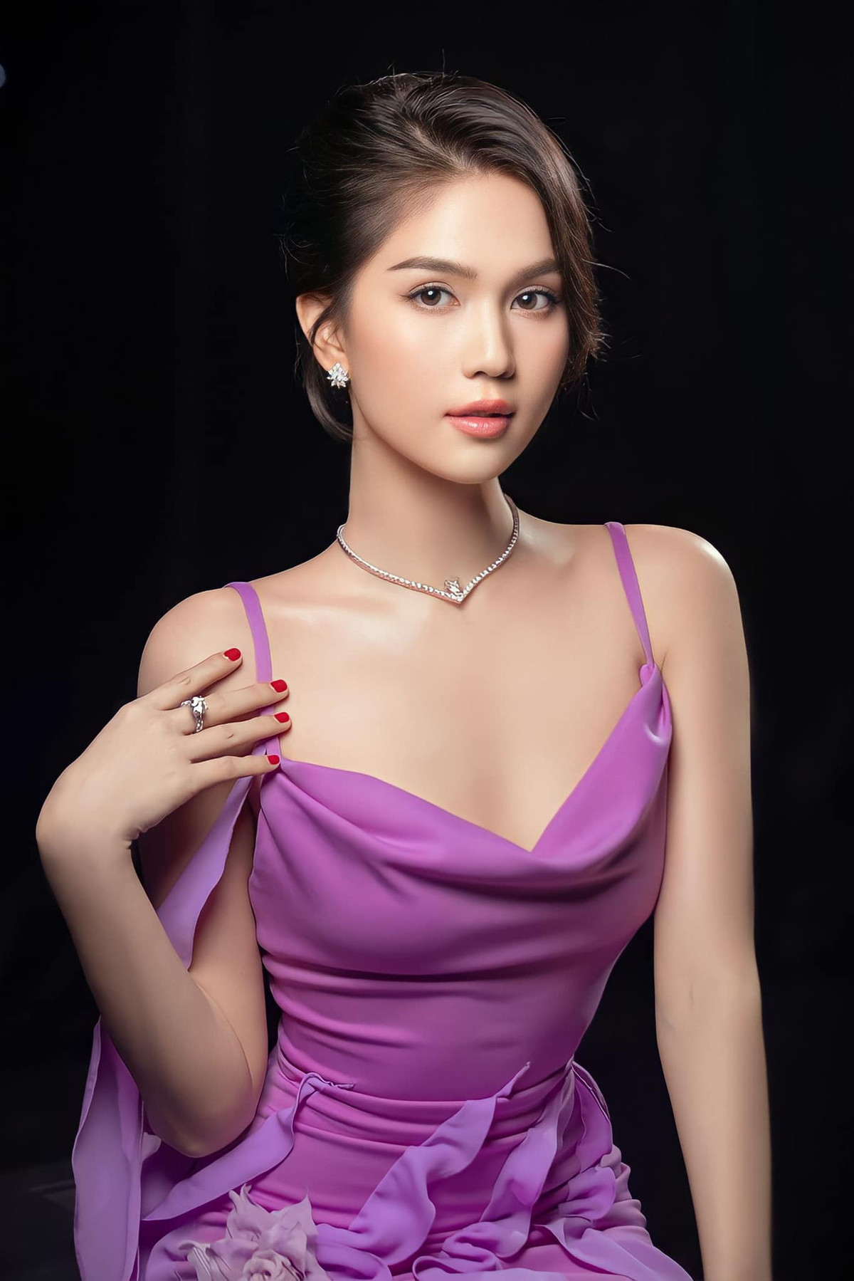 Vóc dáng đẹp và gợi cảm giúp chân dài 9X "cân" được nhiều trang phục lẫn màu sắc đa dạng.