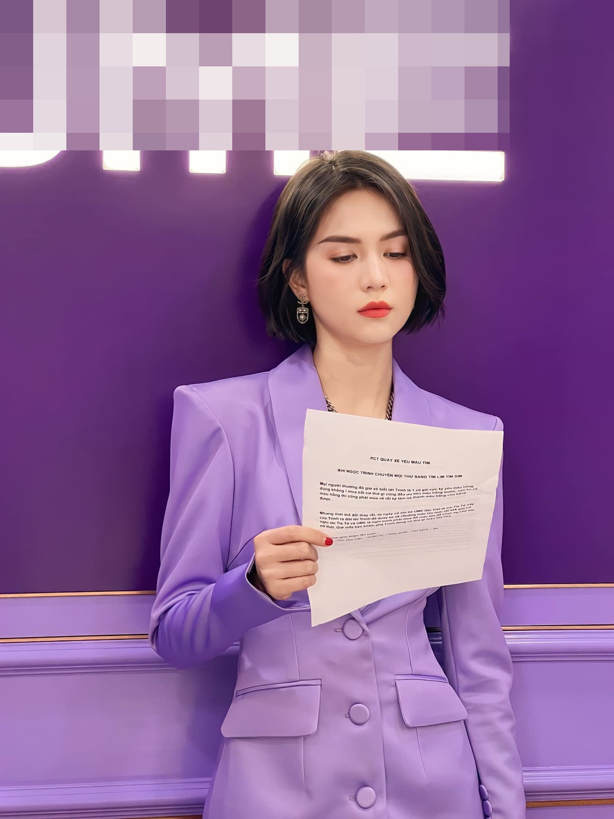 Theo mốt vest giấu quần, không nội y, mỹ nhân gốc Trà Vinh khoe triệt để lợi thế đôi chân thon dài cùng vòng một "lấp ló".