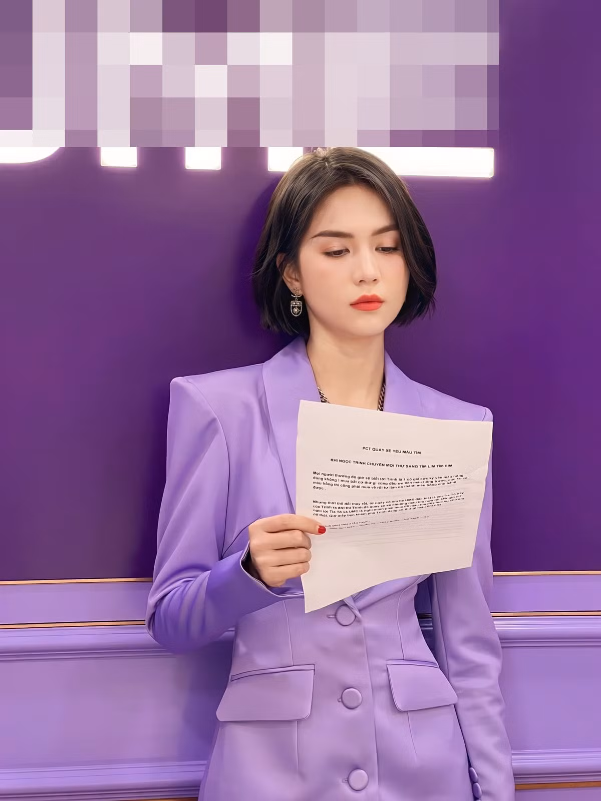 Theo mốt vest giấu quần, không nội y, mỹ nhân gốc Trà Vinh khoe triệt để lợi thế đôi chân thon dài cùng vòng một "lấp ló".