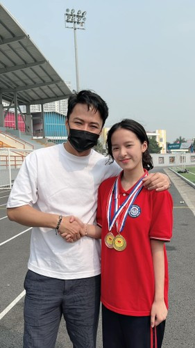 Nhờ thừa hưởng gen chiều cao của bố cùng sự chăm sóc kỹ càng của mẹ mà con gái Hồng Đăng lớn bổng trông thấy, ra dáng thiếu nữ.