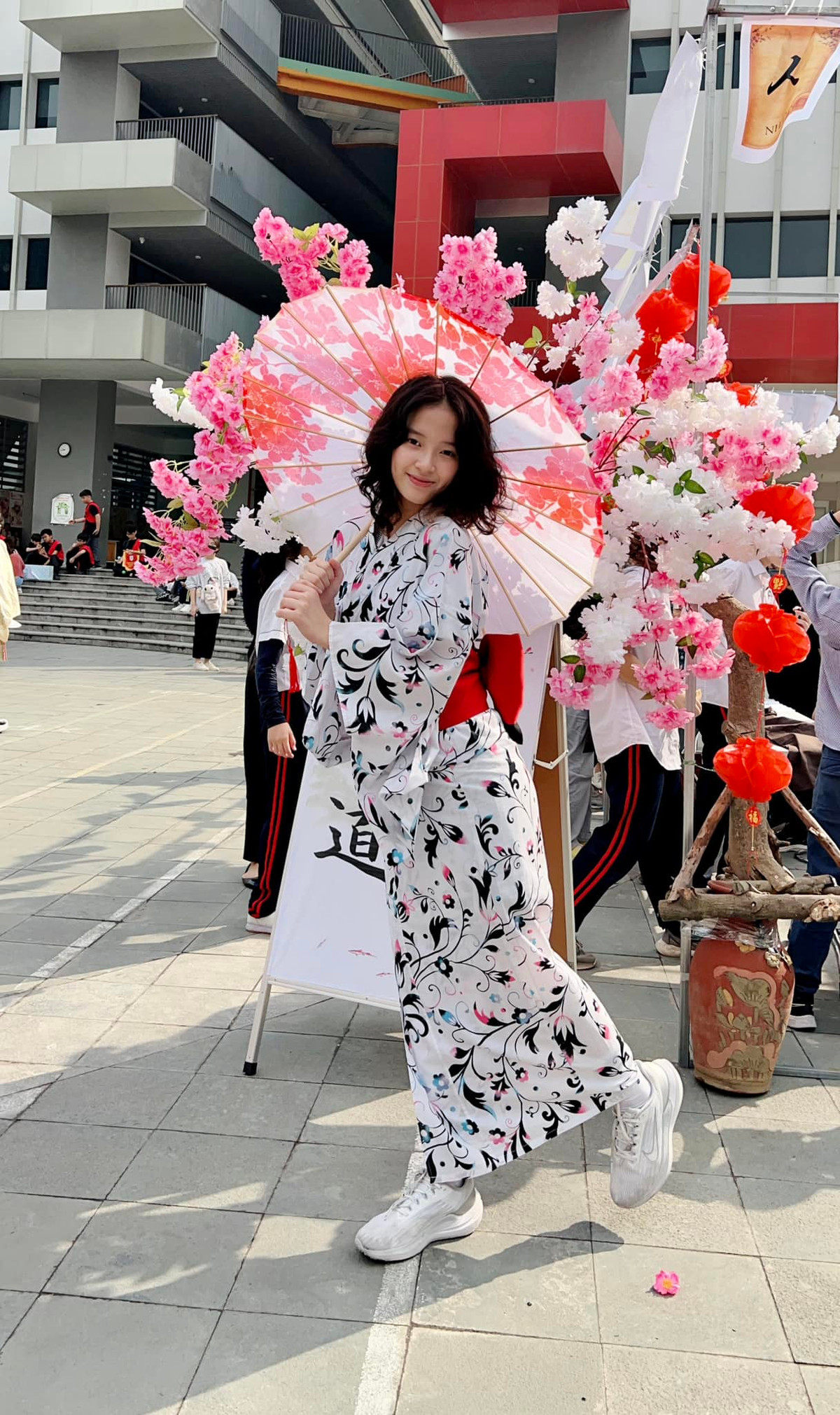 Bà xã của Hồng Đăng khoe: "Cứ đi đến bất cứ đâu là câu được hỏi nhiều nhất: Nuôi con kiểu gì mà sao cao thế? Chồng thì không nói chứ vợ thấp bé tí tẹo mà đến em cũng giật mình".