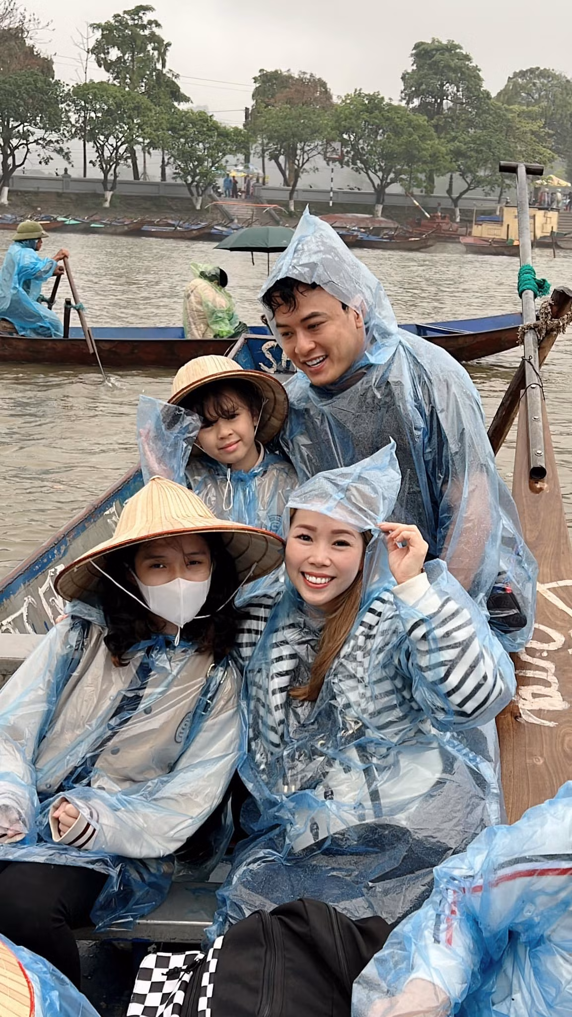 Không chỉ được thừa hưởng đôi chân dài của bố, bé Nhím còn có sống mũi cao, má lúm đồng tiền.