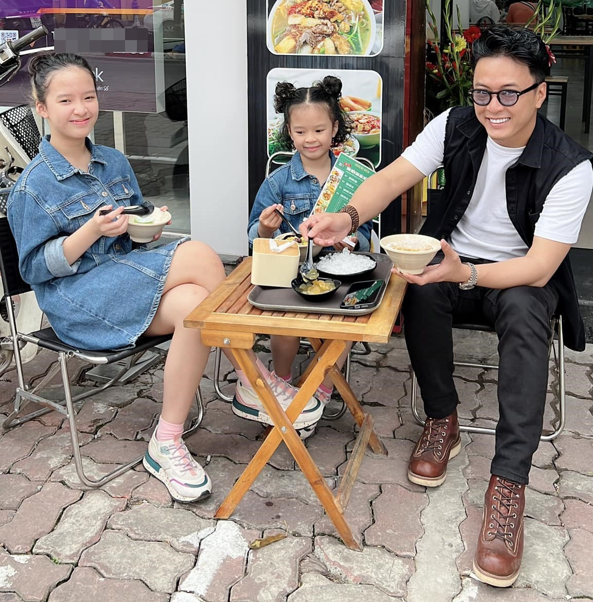 Hồng Đăng dành nhiều thời gian cho hai con gái.