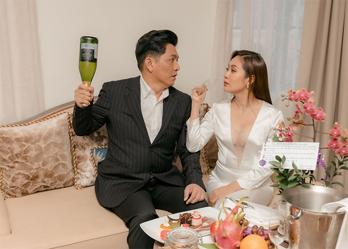 "Biết điều! Vợ chồng cũng có lúc chán nhau, trong công việc cũng có lúc bất đồng ý kiến nhưng trong lòng mỗi người luôn có sự trân trọng, luôn nhìn thấy mặt tốt của người kia để có thể bỏ qua những tật xấu của họ mà sống", Thanh Thúy - Đức Thịnh lý giải.