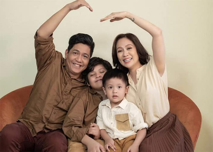 Chia sẻ với VietNamNet, Thanh Thuý nói: "Rất nhiều người cũng thắc mắc: 'Không biết hình ảnh gia đình Đức Thịnh – Thanh Thúy có thực sự hạnh phúc như trên báo không?' Tôi khẳng định hiện tại nhà tôi êm ấm. Chúng tôi đang sống cho mình và gia đình, không phải đang diễn cho mọi người xem nên giả sử có áp lực cũng không bao giờ đến từ phía công chúng".