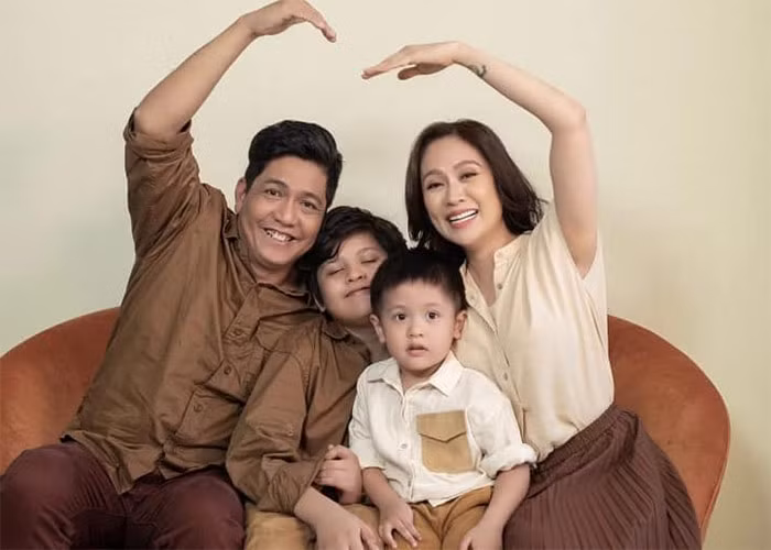 Chia sẻ với VietNamNet, Thanh Thuý nói: "Rất nhiều người cũng thắc mắc: 'Không biết hình ảnh gia đình Đức Thịnh – Thanh Thúy có thực sự hạnh phúc như trên báo không?' Tôi khẳng định hiện tại nhà tôi êm ấm. Chúng tôi đang sống cho mình và gia đình, không phải đang diễn cho mọi người xem nên giả sử có áp lực cũng không bao giờ đến từ phía công chúng".