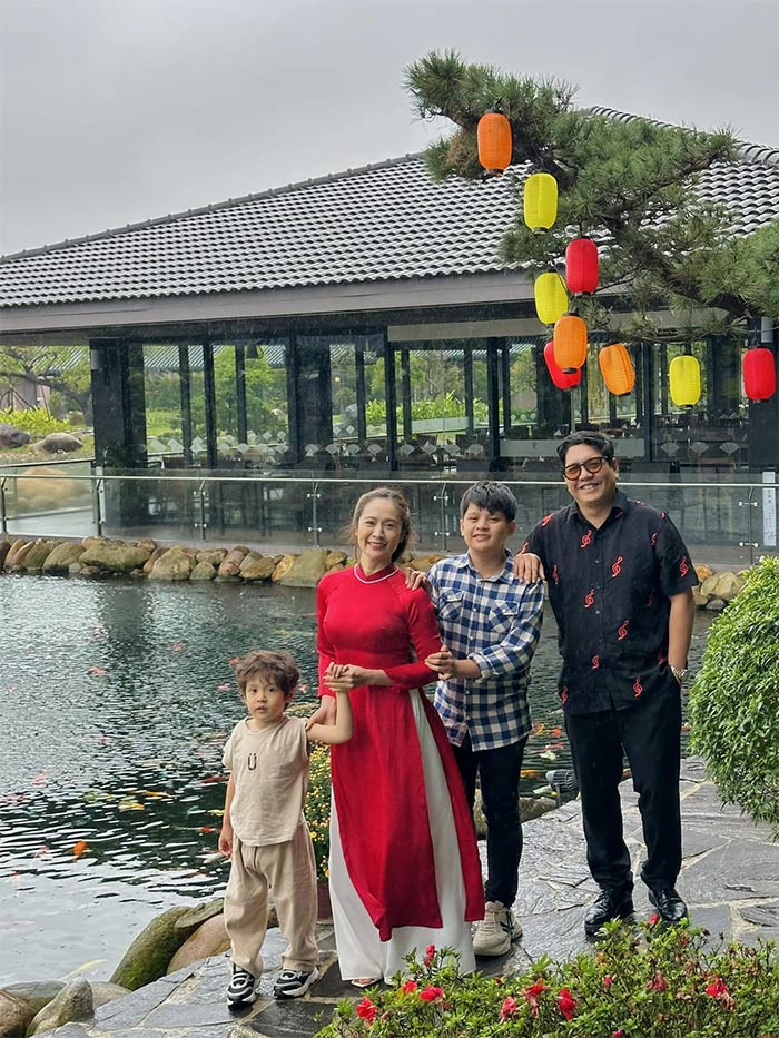 Ngoài các hoạt động nghệ thuật đóng phim, đóng kịch, sản xuất phim, hai vợ chồng Thanh Thúy - Đức Thịnh còn liên tục xuất hiện trên trang cá nhân với những clip vui, hài hước rất được mọi người quan tâm.