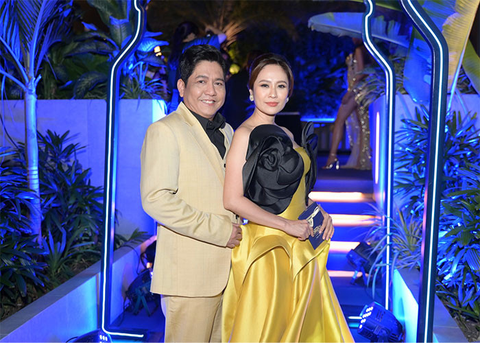 "Biết đủ! Mỗi ngày chỉ mong đủ ăn, vẫn còn có nhà để ở, vẫn có job cho công việc mình yêu thích để làm. Không ai quá ham kiếm tiền để rồi không còn thời gian tận hưởng cuộc sống", cặp đôi bày tỏ.