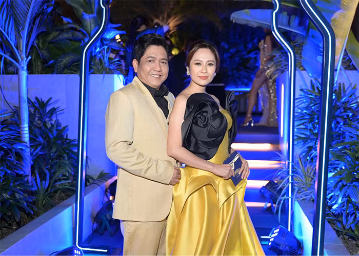 "Biết đủ! Mỗi ngày chỉ mong đủ ăn, vẫn còn có nhà để ở, vẫn có job cho công việc mình yêu thích để làm. Không ai quá ham kiếm tiền để rồi không còn thời gian tận hưởng cuộc sống", cặp đôi bày tỏ.