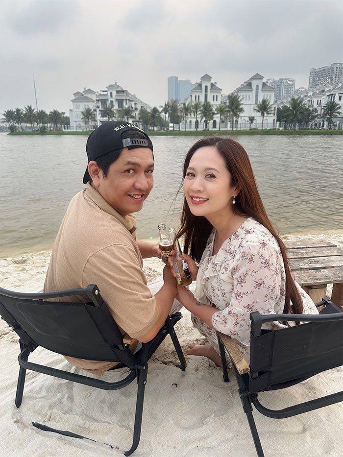 Trong bài chia sẻ về kỷ niệm 15 năm ngày cưới, Thanh Thúy - Đức Thịnh bật mí bí quyết hạnh phúc của hai vợ chồng: "Biết đủ - Biết điều - Biết đưa".